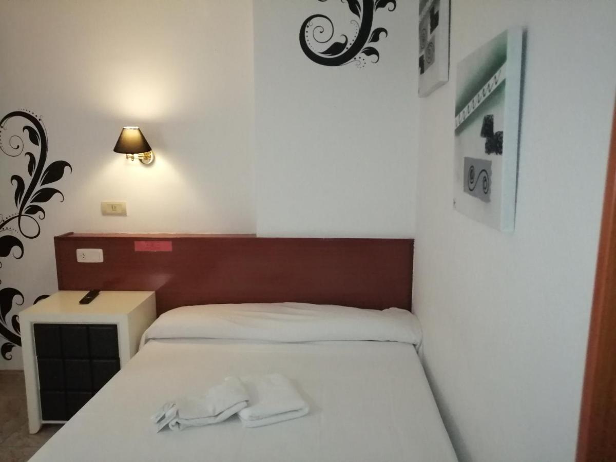 Hostal Jaime I อูเอสกา ภายนอก รูปภาพ